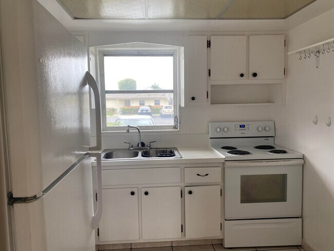 Building Photo - 2770 Ashley Dr E