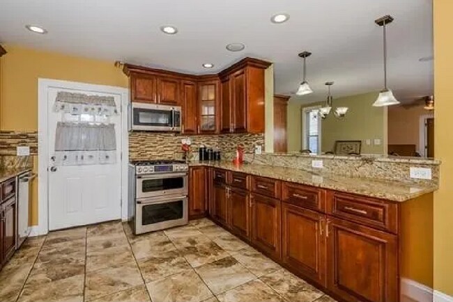 Unit B - Kitchen - 204 Washington St