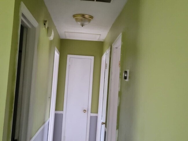 Building Photo - 3 Bedroom 2 Bathroom Single Family Home in...