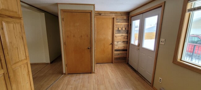 Building Photo - Spacious 4 Bedroom home