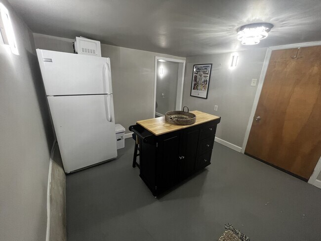 Building Photo - Apt E
