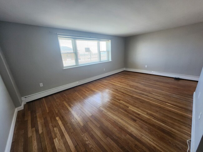 Building Photo - Renovated First Floor 1 Bd 1 Bath with Oce...