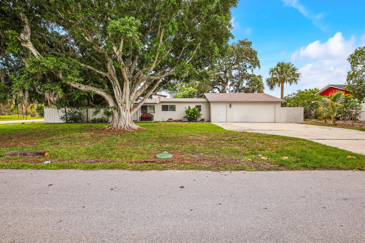 Primary Photo - 701 Florida Mango Rd