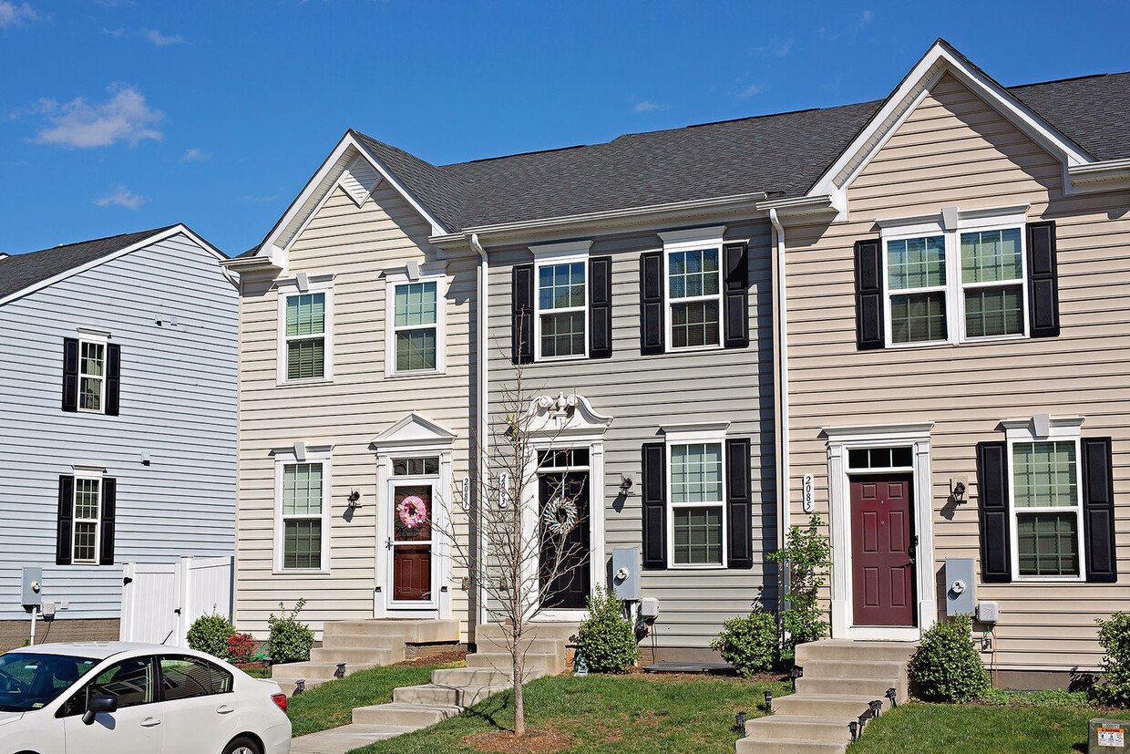 Foto principal - Riverwood Townhome Near NGIC, CHO Airport,...