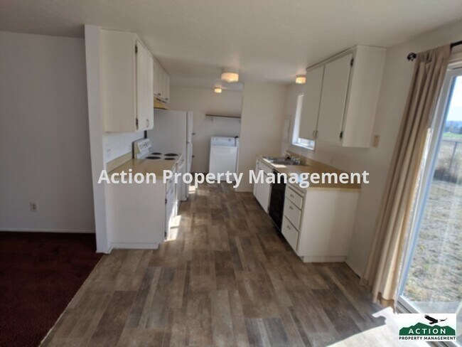 Building Photo - 823 N Rhodefer Rd
