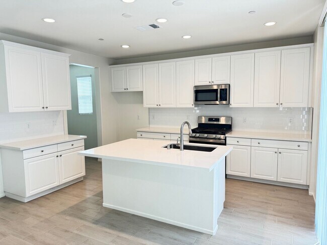 Foto del edificio - Newly built 5 + 3 With Solar! $3900/Month