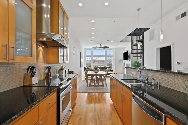 Building Photo - 2111 Clark St