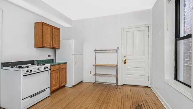 Building Photo - 2230 W Belmont Ave