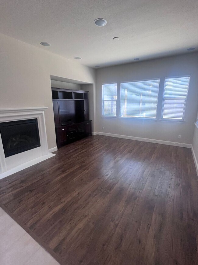 Foto del edificio - BEAUTIFUL HOME IN ELK GROVE WITH POOL!!