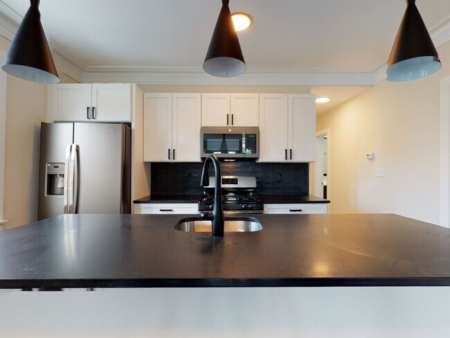 Foto del edificio - Modern Student Apartment; Great Location!