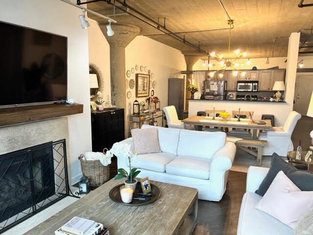 Building Photo - 411 W Ontario St