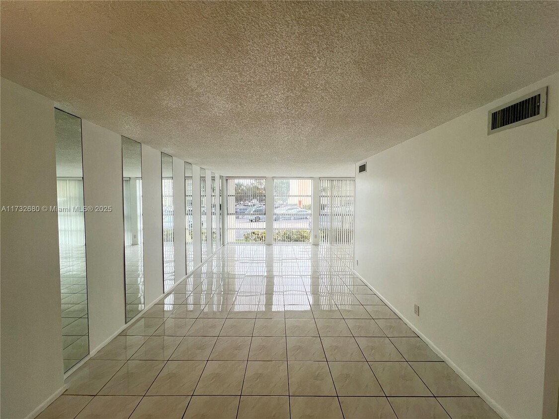 Foto principal - 501 Three Islands Boulevard