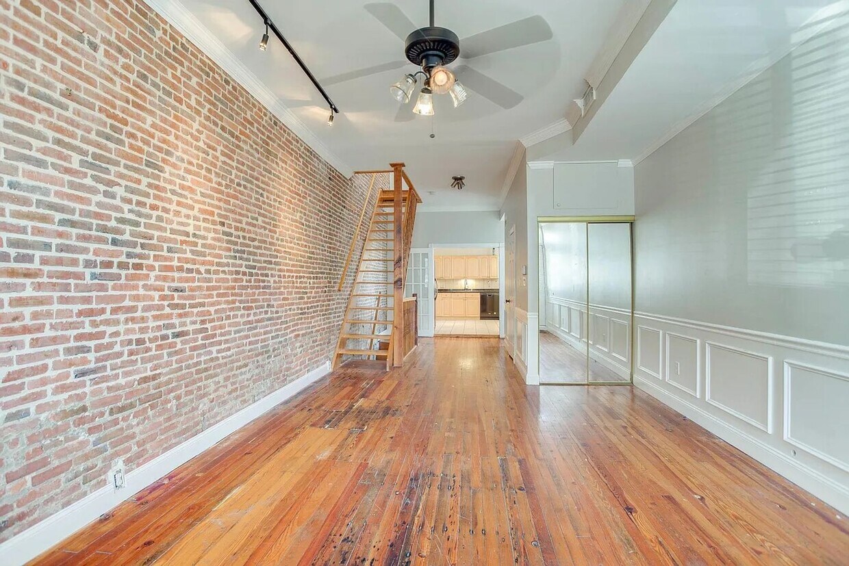 Foto del edificio - Spacious End Unit Townhouse with Deck and Storage in Highlandtown