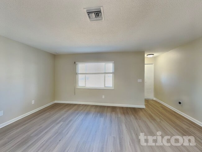 Foto del edificio - 4185 Bullard St