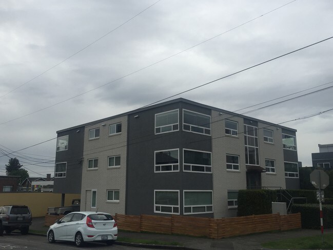 Building Photo - 4238 Evanston Ave N