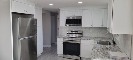 Building Photo - 5214 Forest Hills Dr