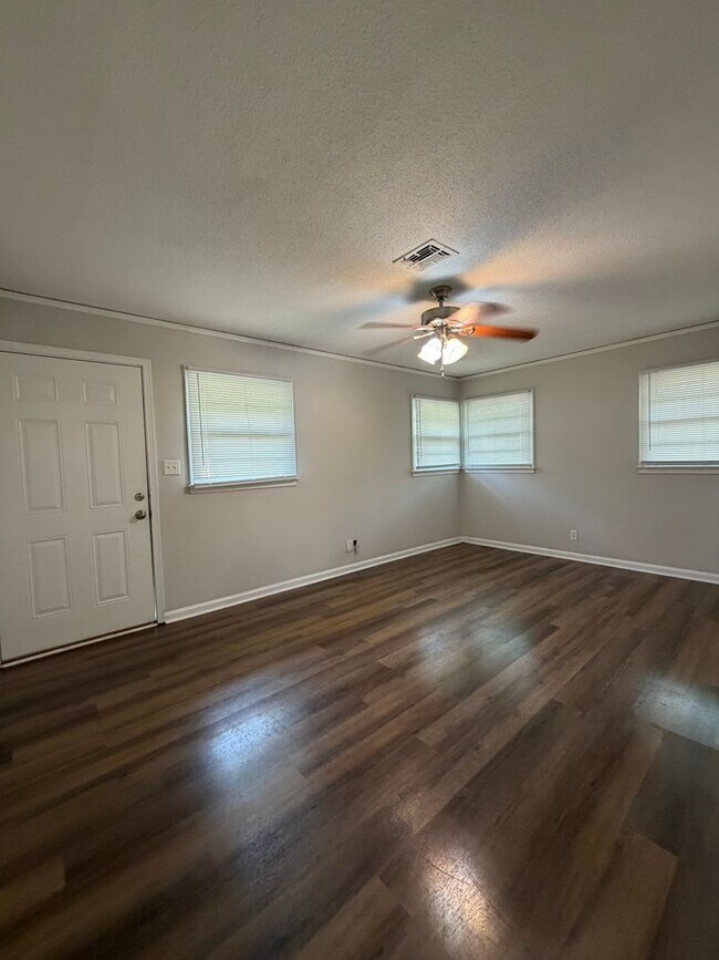 Foto del edificio - 1156 Lombard Dr