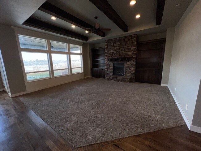 Building Photo - Gorgeous North Eagle 3bed 2.5bath Home