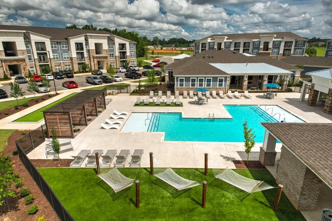 Building Photo - Oasis at Heritage