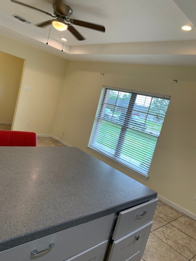 Building Photo - 8613 Wynlea St
