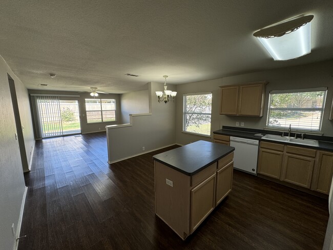 Foto del edificio - 4501 Blue Jay Ln