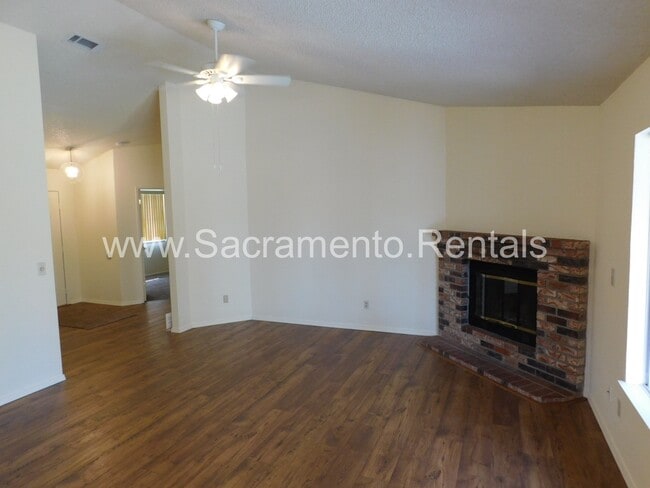 Building Photo - Great 3bd/2ba Home with 2 Car Garage!