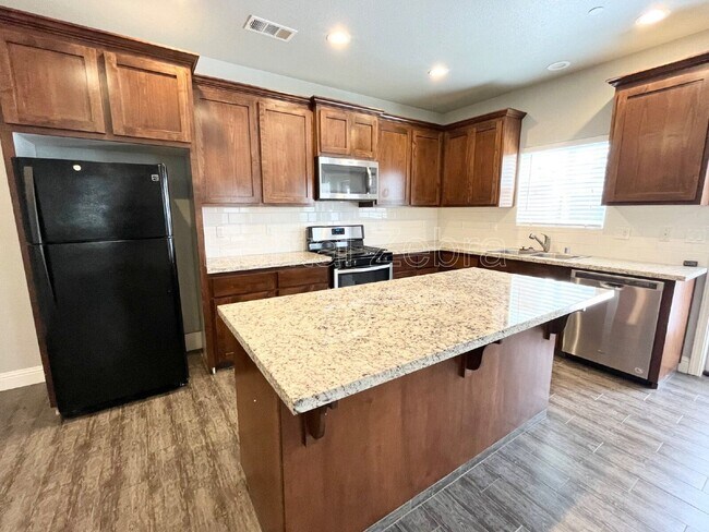 Building Photo - 552 Granada Court