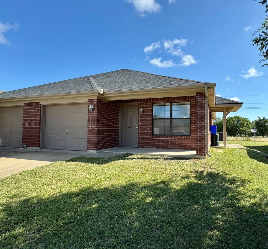 Foto principal - 205 Janelle Dr