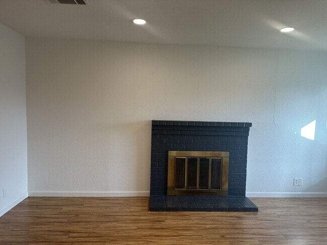 Building Photo - Updated Solar Home!