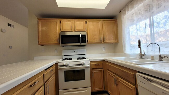 Building Photo - Desirable Upper Unit with  two car garage