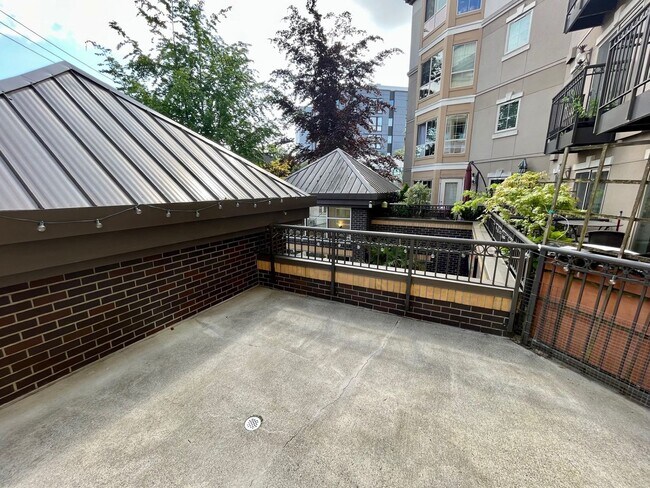 Building Photo - Capitol Hill ~ Onyx Condominiums