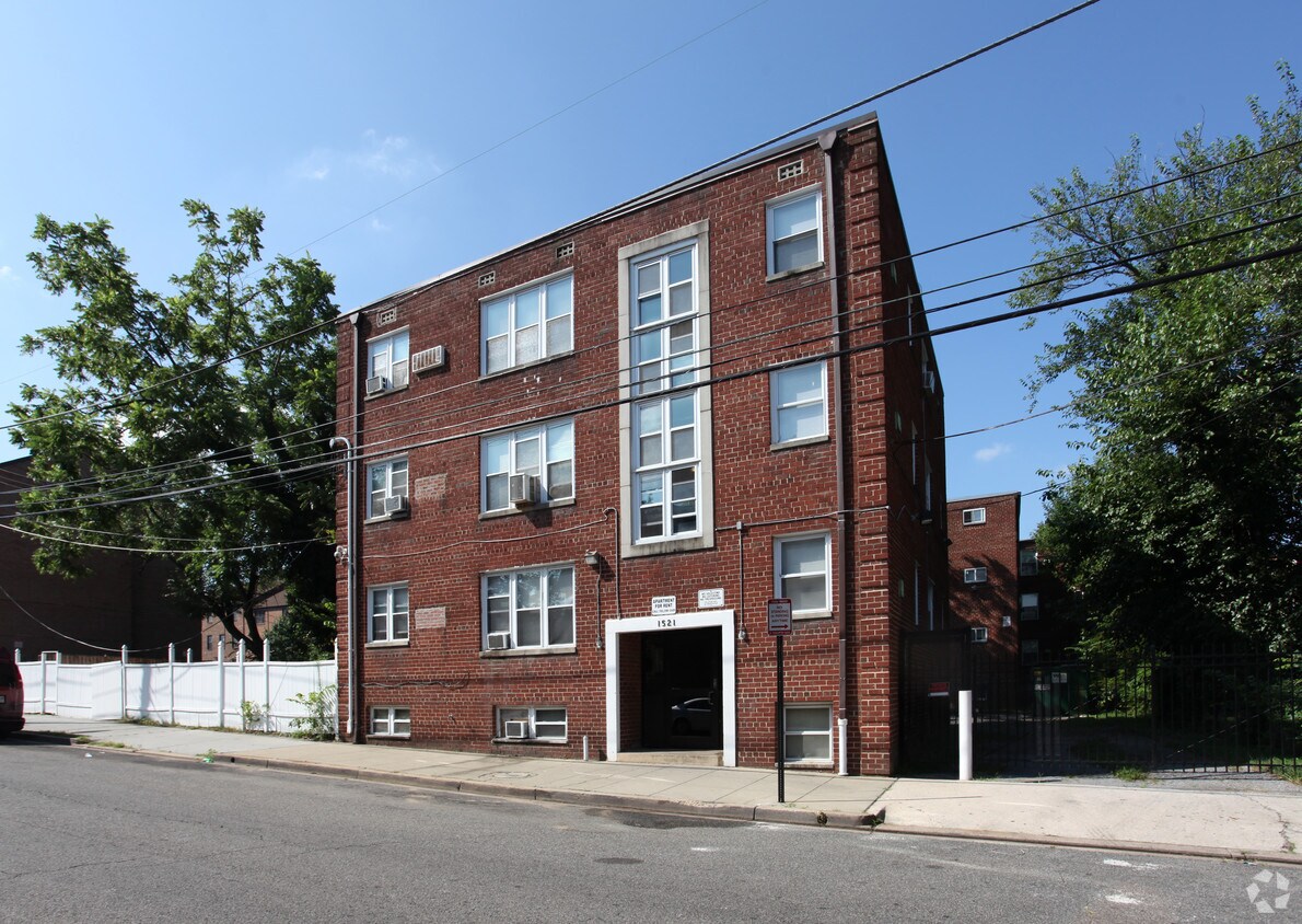 Building Photo - 1521 Young St SE