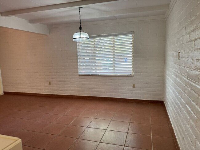 Building Photo - 1318 N Howard Blvd