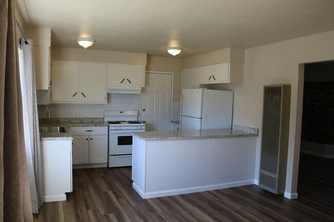 Building Photo - Affordable 3 bedroom on a quiet street