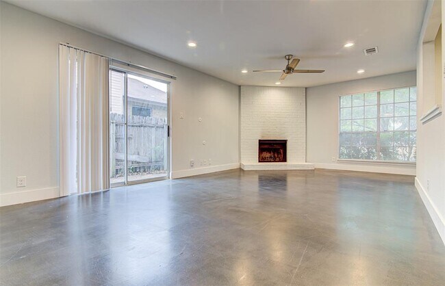Foto del edificio - 7216 Lilac Ln