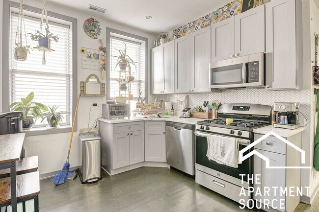 Building Photo - 2834 W Diversey Ave