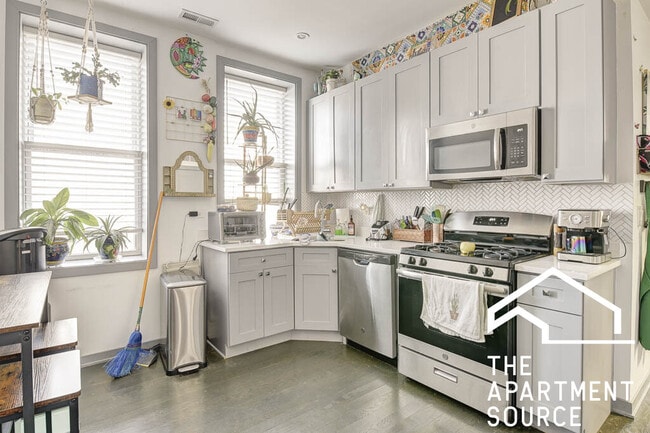 Building Photo - 2834 W Diversey Ave