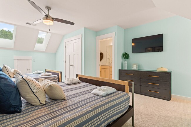 Building Photo - 3 Bedroom 3.5 Bath Townhome Available 10/24-APPLY HERE!