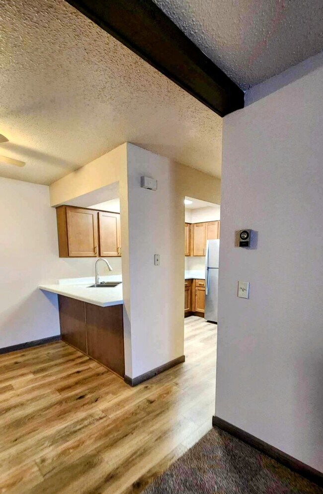 Building Photo - Large 2 bedroom 1 bath, fully renovated Ap...