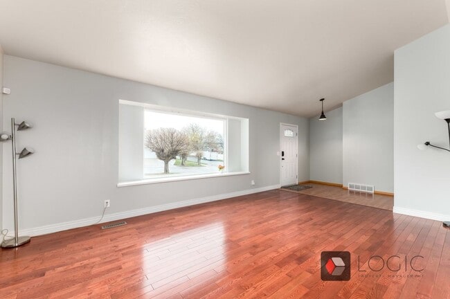 Building Photo - Stunning Home In Excellent Sandy Location!