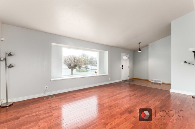Foto del edificio - Stunning Home In Excellent Sandy Location!