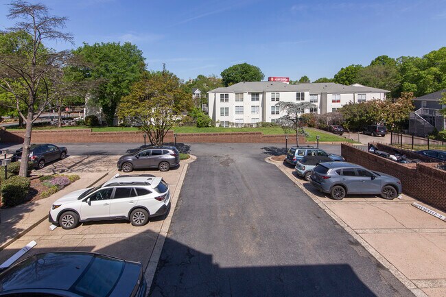 Foto del edificio - 212 W 10th St