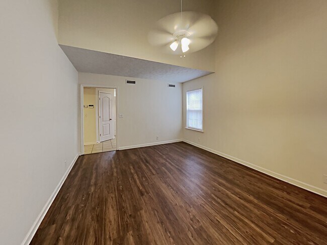 Building Photo - 1014 Seven Oaks Boulevard