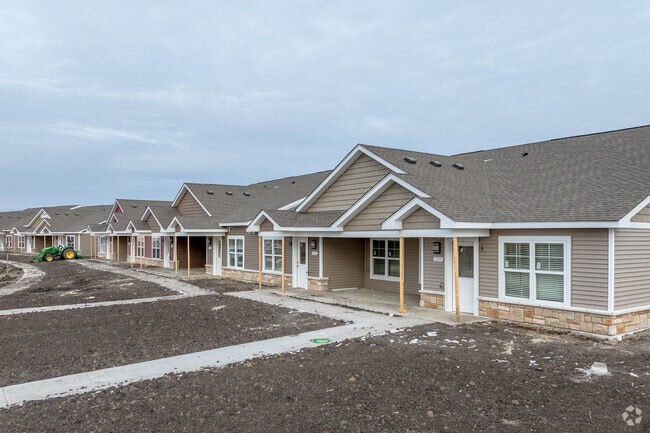 Building Photo - Redwood Aurora