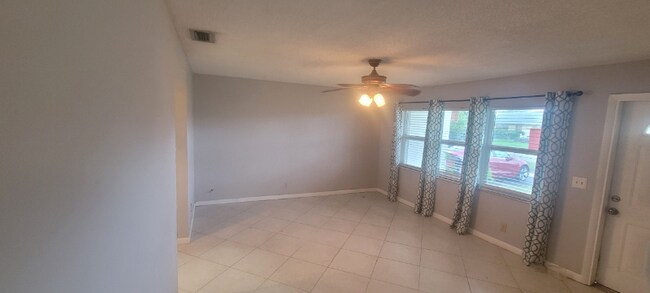 Building Photo - 9476 Saddlebrook Dr