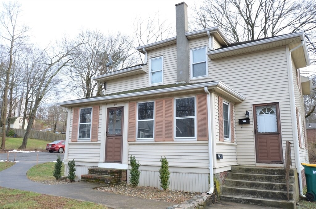 217 Fisher St North Attleborough, MA 02760 Alquileres en North