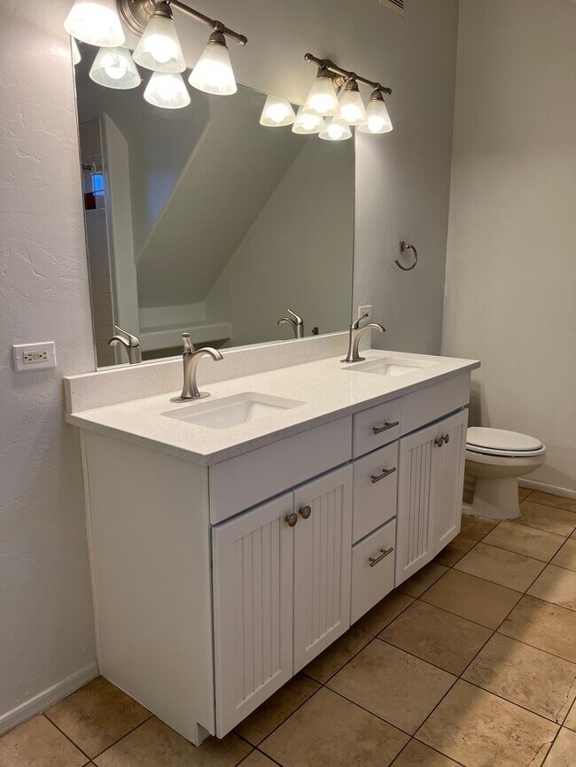 Beautiful 5 bed 2 bath home! - 4