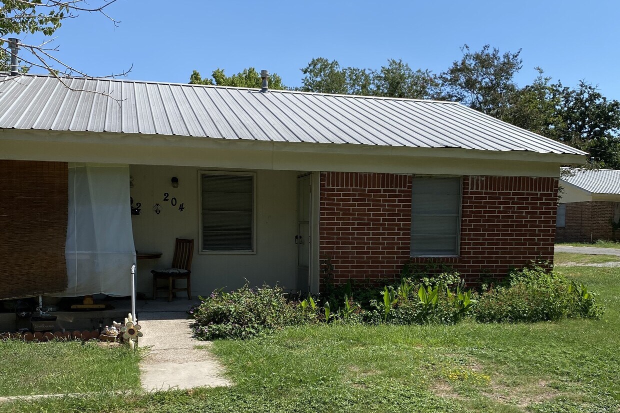 204 E Simmons St, Weatherford, TX 76086 Townhome Rentals in