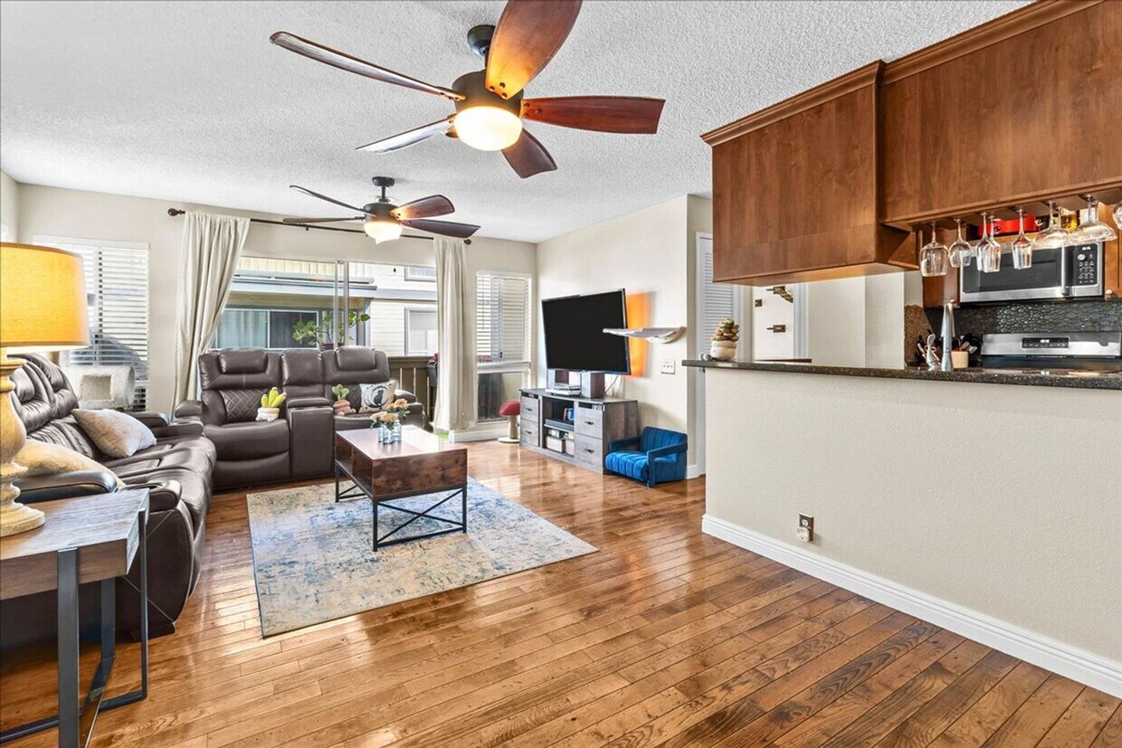 Foto principal - Corner end unit Two Bedroom Two Bath Townh...