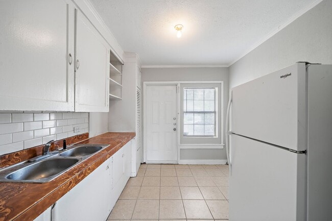 Building Photo - 818 3rd Ave N